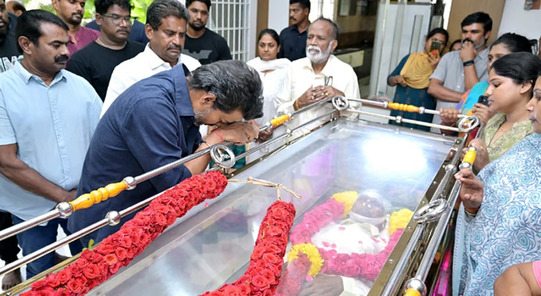 மறைந்த இயக்குநர் பாரதிராஜாவின் உடலுக்கு முதலமைச்சர் விஜய் நேரில் அஞ்சலி