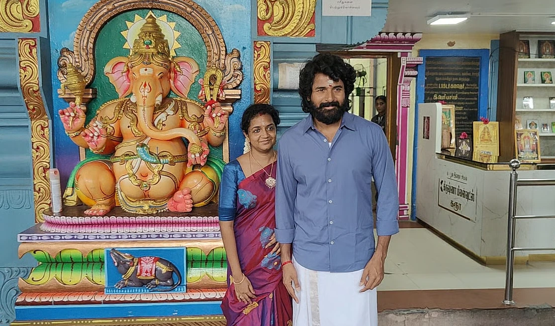 நடிகர் சிவகார்த்திகேயன் மனைவியுடன் பழனி முருகன் கோவிலில் சாமி தரிசனம்
