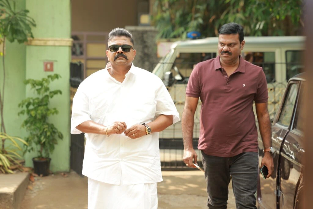 ‘பரிமளா அண்ட் கோ’ விமர்சனம்: சிரிப்பும் சஸ்பென்ஸும் கலந்த குடும்ப பொழுதுபோக்கு!