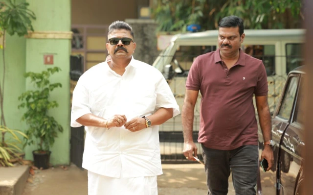 ‘பரிமளா அண்ட் கோ’ விமர்சனம்: சிரிப்பும் சஸ்பென்ஸும் கலந்த குடும்ப பொழுதுபோக்கு!
