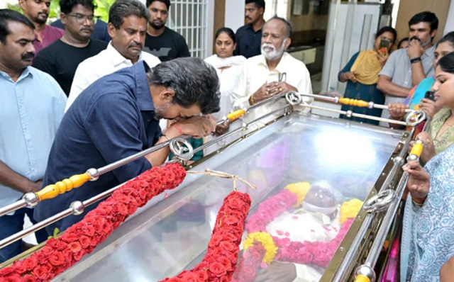 மறைந்த இயக்குநர் பாரதிராஜாவின் உடலுக்கு முதலமைச்சர் விஜய் நேரில் அஞ்சலி